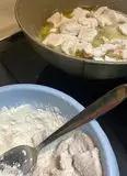 Immagine del passaggio 2 della ricetta Petto di pollo con crema di curcuma e salsa yogurt