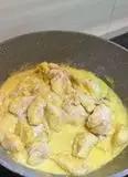 Immagine del passaggio 3 della ricetta Petto di pollo con crema di curcuma e salsa yogurt