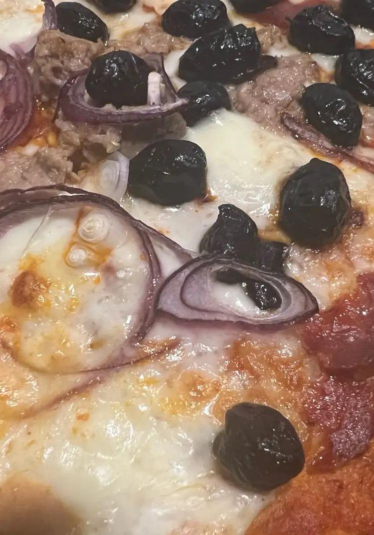 Ricetta Super pizza 🍕🍕🍕🍕con cipolla salame tonno olive nere gorgonzola 🍕🍕🍕 di loredana705
