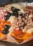 Immagine del passaggio 11 della ricetta Super pizza 🍕🍕🍕🍕con cipolla salame tonno olive nere gorgonzola 🍕🍕🍕