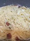 Immagine del passaggio 7 della ricetta Frittata di spaghetti con salame e provola😋