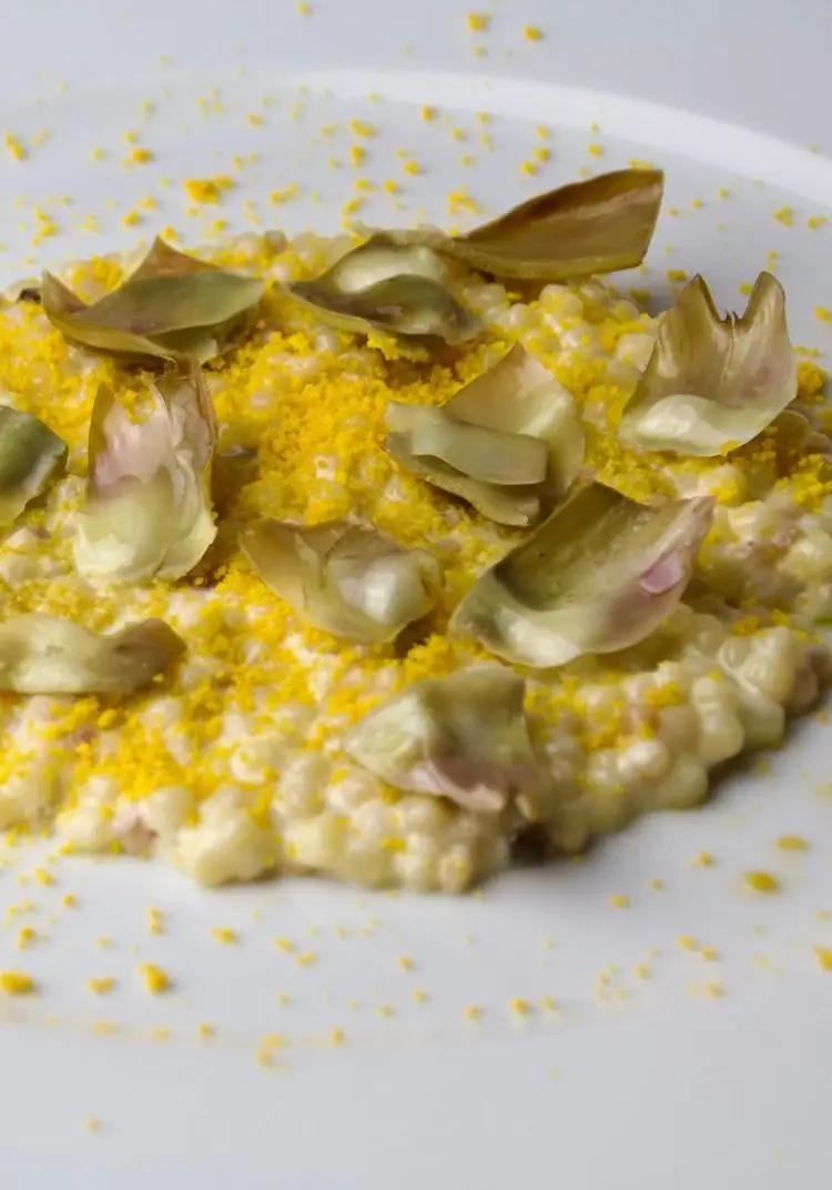 Ricetta Fregola risottata con fonduta di Parmigiano Reggiano, carciofi saltati e polvere d'uovo disidratato di cucinodite