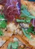 Immagine del passaggio 4 della ricetta 🥧 Torta salata con stracciatella, bufala, crudo e noci 🥬