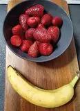 Immagine del passaggio 1 della ricetta Gelato alla frutta light con fragole e banane