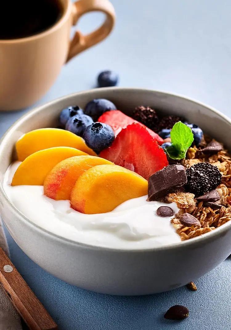 Ricetta Yogurt con frutta fresca, cereali e cioccolato fondente di iris_chindamo