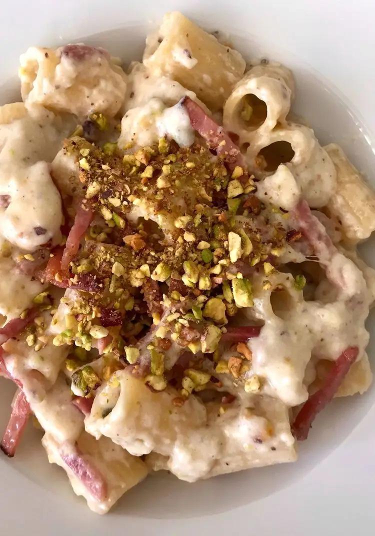 Ricetta Mezzi rigatoni con fonduta di scamorza, speck e granella di pistacchio!😍 di midivertoacucinare