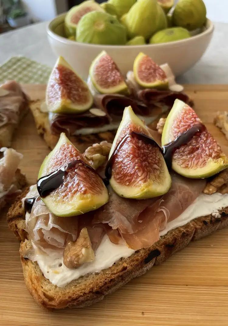 Ricetta Bruschette farcite con i fichi di midivertoacucinare