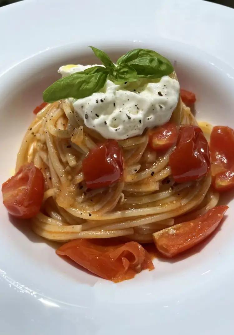 Ricetta Spaghetti al pomodoro, stracciatella e basilico 🍅😍🌿 di midivertoacucinare