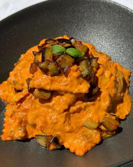 Ricetta Ravioli di carciofi Fini Modena con con crema di ricotta, pomodori secchi e melanzane di midivertoacucinare