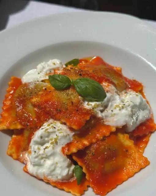 Ricetta Ravioli salsiccia e friarielli Fini Modena con crema di peperoni rossi e stracciatella di midivertoacucinare