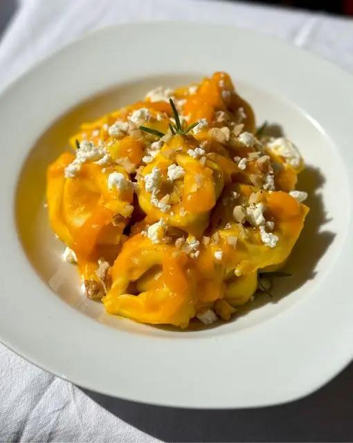 Ricetta Tortelloni ai funghi porcini di Fini Modena con crema di zucca, feta e noci di midivertoacucinare