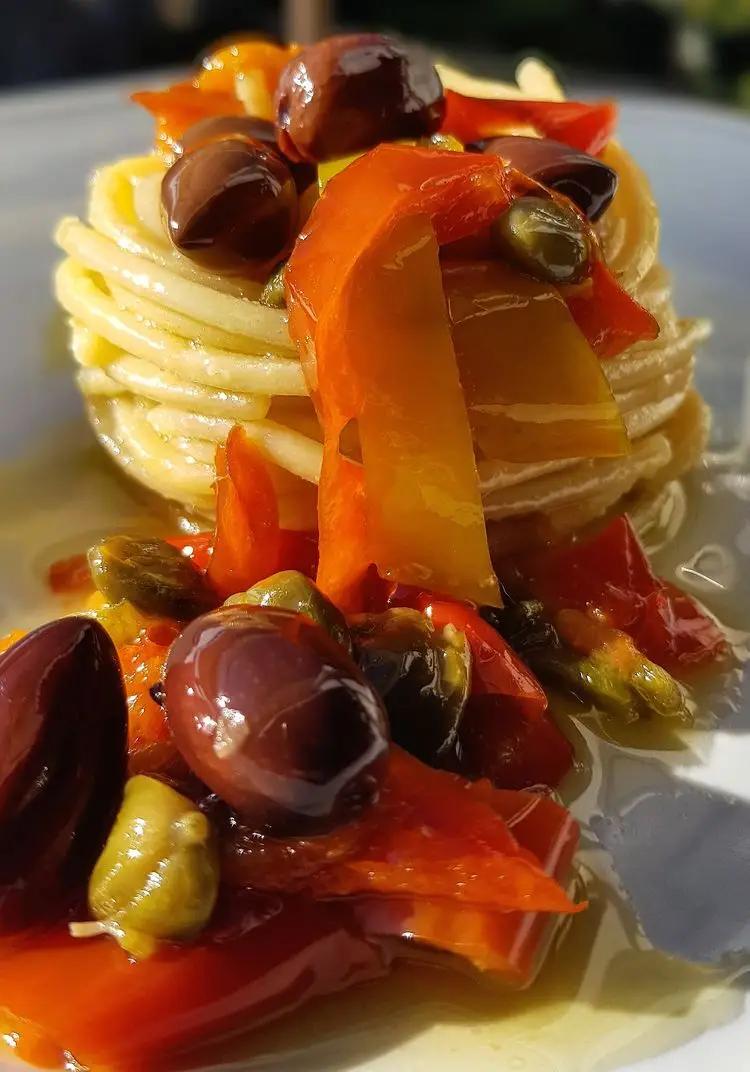 Ricetta Spaghetti con Peperoni, olive nere e capperi di ipasticcidiangyesara