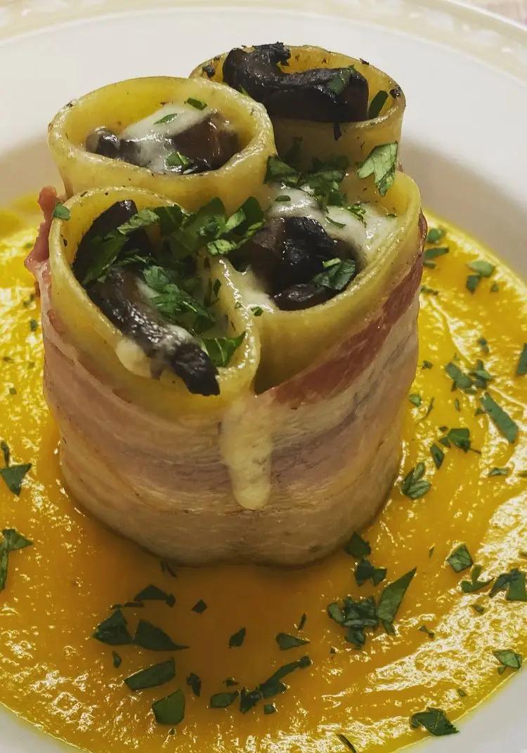 Ricetta Paccheri lardellati ripieni di funghi e provolone su vellutata di zucca di torracogianluca