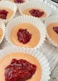 Immagine del passaggio 6 della ricetta Muffin alle fragole con ripieno di marmellata