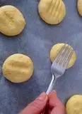 Immagine del passaggio 8 della ricetta Mini tortine di ricotta e zafferano, senza glutine.