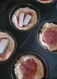Immagine del passaggio 10 della ricetta Muffins focaccia alla ricotta e verdure con ripieno di caprino fresco e salame.