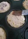 Immagine del passaggio 12 della ricetta Muffins focaccia alla ricotta e verdure con ripieno di caprino fresco e salame.