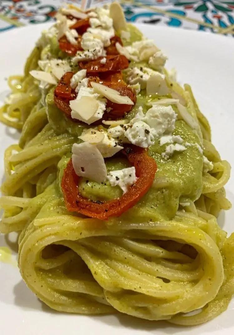 Ricetta Spaghetti al pesto di broccoli e feta, ciliegino semidry e petali di mandorle di incucinacongiusyf