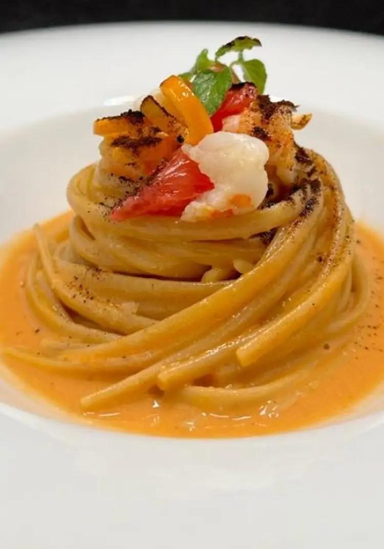 Ricetta Linguine agli agrumi con gamberi  rosa,bisque e polvere di liquirizia di pam.liccardo83