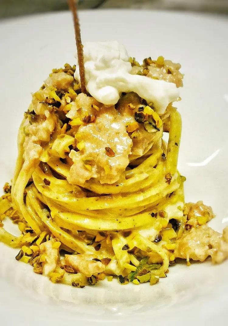 Ricetta Tagliolini, burrata, salsiccia di Norcia, pistacchio di Bronte tostato. di chef_vincenzo_campanale