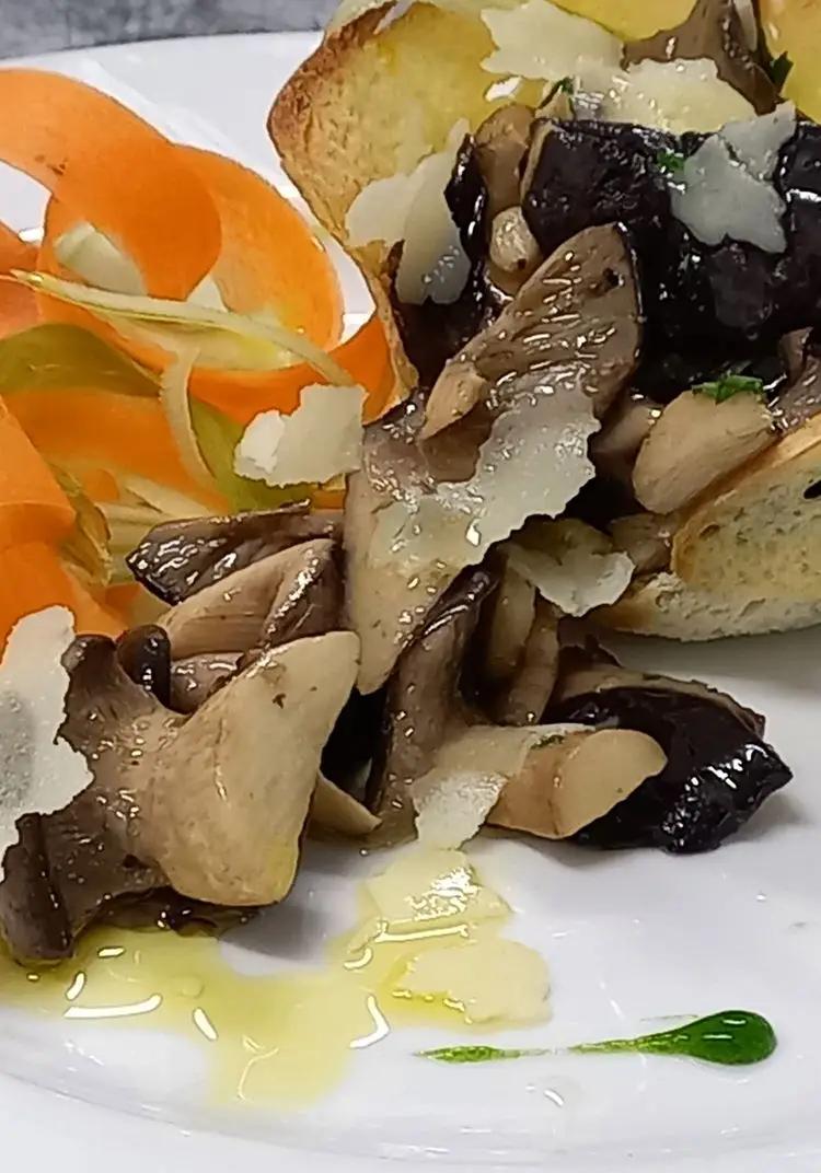 Ricetta "Tagliata di Funghi Cardoncelli della Murgia  in una Cialda di Pane Casereccio Croccante,con Scaglie di Pallone di Gravina in Puglia ,e Gocce di Cime di Rape. di chef_mike