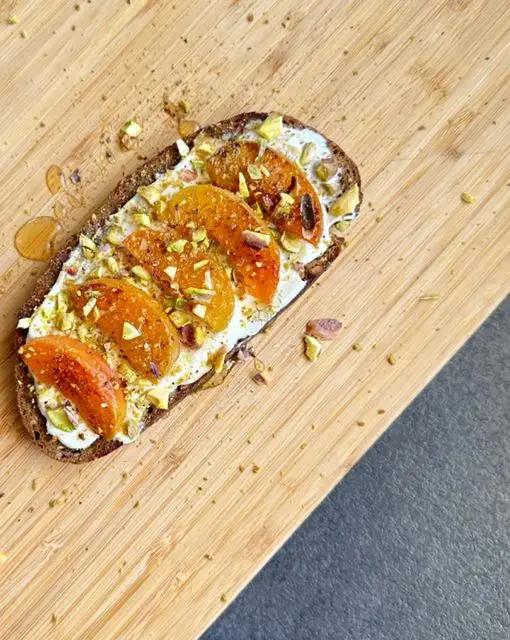 Ricetta Pane tostato con Formaggio spalmabile, albicocche e pistacchio di giorgiasbakery