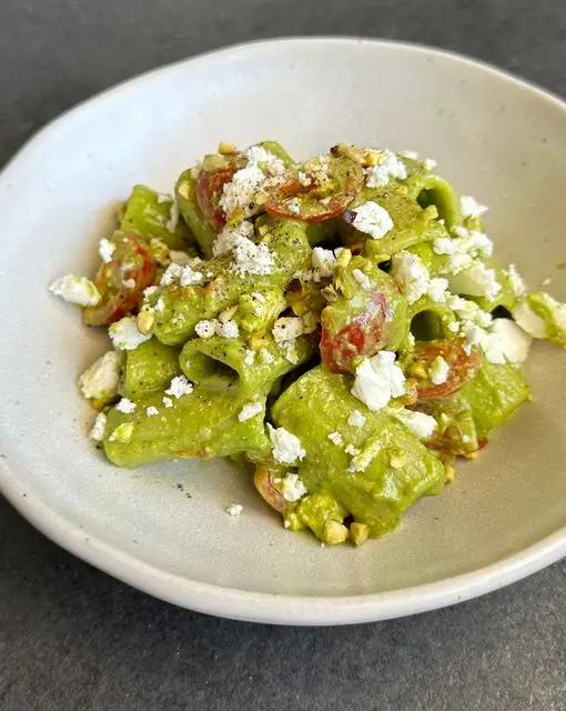 Ricetta Rigatoni Pasta Garofalo con pesto di rucola, ciliegino e feta di giorgiasbakery