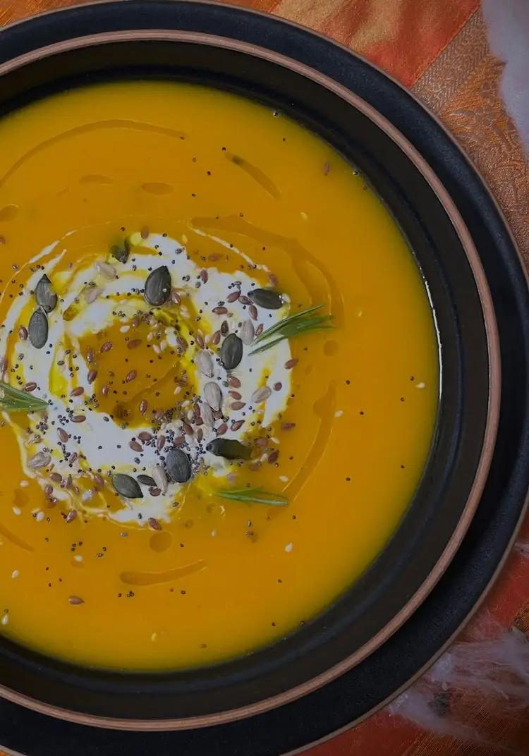 Ricetta Crema di zuppa con stracciatella e semi croccanti di lia.e.chia