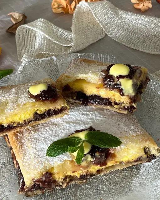 Ricetta Scendiletto di sfoglia con crema e marmellata di ciliegie di lia.e.chia