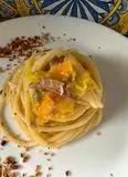 Immagine del passaggio 7578 della ricetta Spaghetti al Pomo-d’oro, tonno, lime e croccante di pane