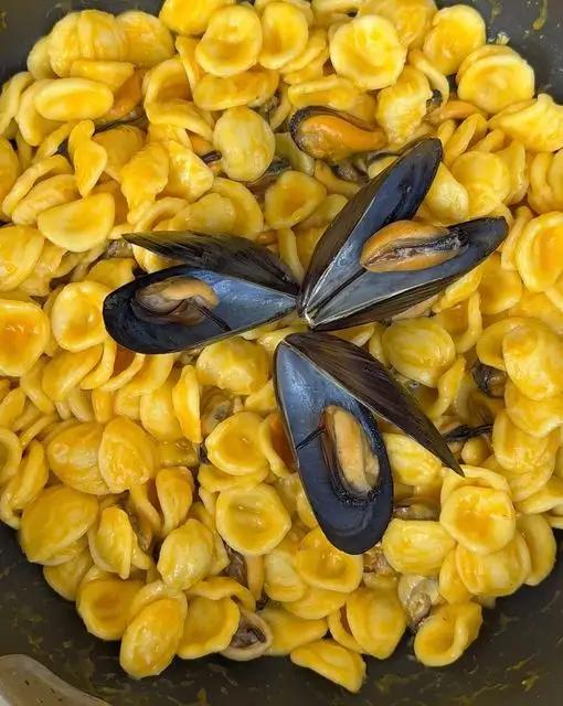 Ricetta Pasta con crema di datteri giallo e cozze 🦪 di lo_spadellatore