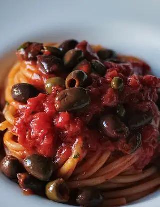Ricetta Spaghetti alla puttanesca 🤩 di ilpugliesechecucina