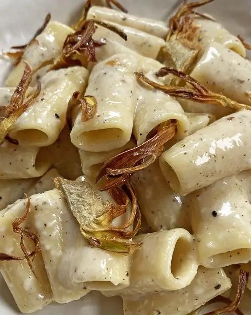 Ricetta Rigatoni cacio e pepe con carciofi fritti 🤩 di pastagarofalo
