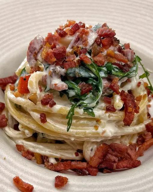 Ricetta Bucatini con crema di robiola, speck croccante e rucola di Burrataepistacchi