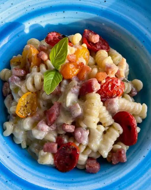 Ricetta Pasta con crema di stracchino e pesto, pomodorini confit rossi e gialli e pancetta croccante di lagostinaitaly