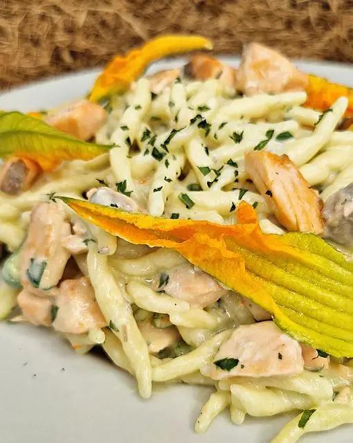 Ricetta Trofie cremosissime con salmone, fiori di zucchine e robiola di michele.rosa90