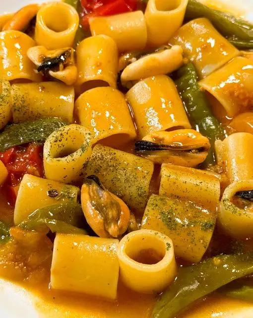 Ricetta Tubetti con cozze, friggitelli, datterino rosso e pomodorini gialli di lacucinadifabiuccio