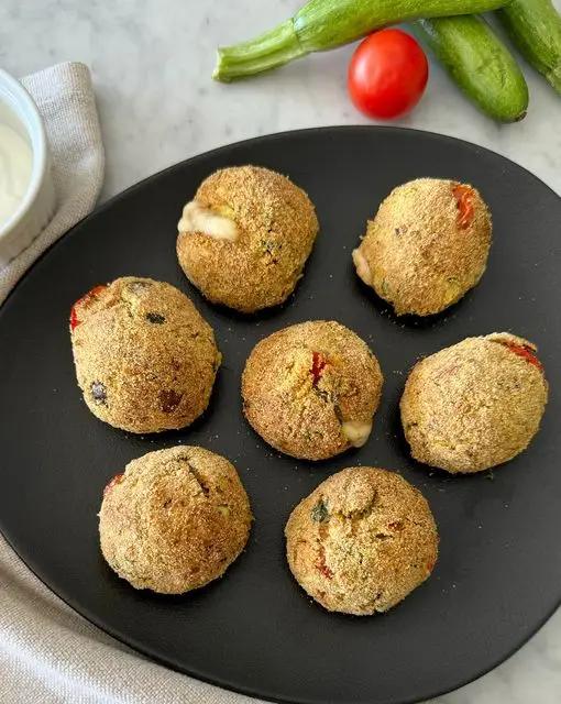 Ricetta Polpette di zucchine, pomodori e olive filanti con salsa yogurt di midivertoacucinare