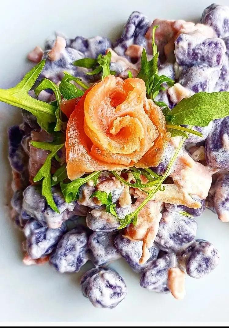 Ricetta Gnocchetti di cavolo viola con salmone, philadelphia e rucola di giuliagorini__