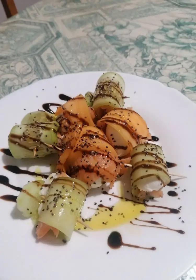 Ricetta involtino di melone cantalupo, salmone affumicato e bocconcino di bufala di goldenfood.gr