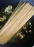 Immagine del passaggio 17 della ricetta ”Spaghetti all’ Assassina”
versione stregattami 👩🏻‍🍳