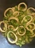 Immagine del passaggio 11 della ricetta “Riso alla stregattami”
con Curcuma, Calamari, Zucchine e Crema di Patate 👩🏻‍🍳