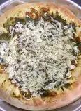 Immagine del passaggio 24 della ricetta ”Pizza Broccoli e Salsiccia Piccante con Cornicione Ripieno” versione stregattami 👩🏻‍🍳