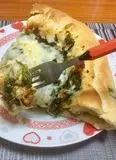 Immagine del passaggio 27 della ricetta ”Pizza Broccoli e Salsiccia Piccante con Cornicione Ripieno” versione stregattami 👩🏻‍🍳