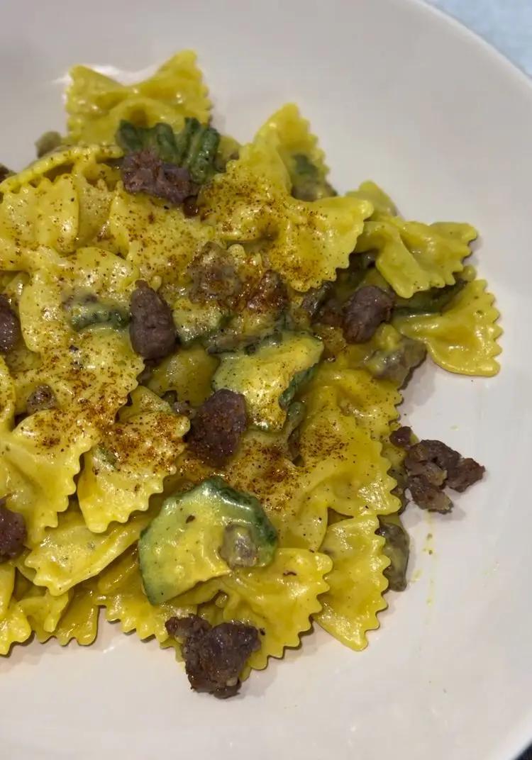 Ricetta Farfalle cremose alla robiola e zafferano con zucchine e salsiccia di lochefnelpallone