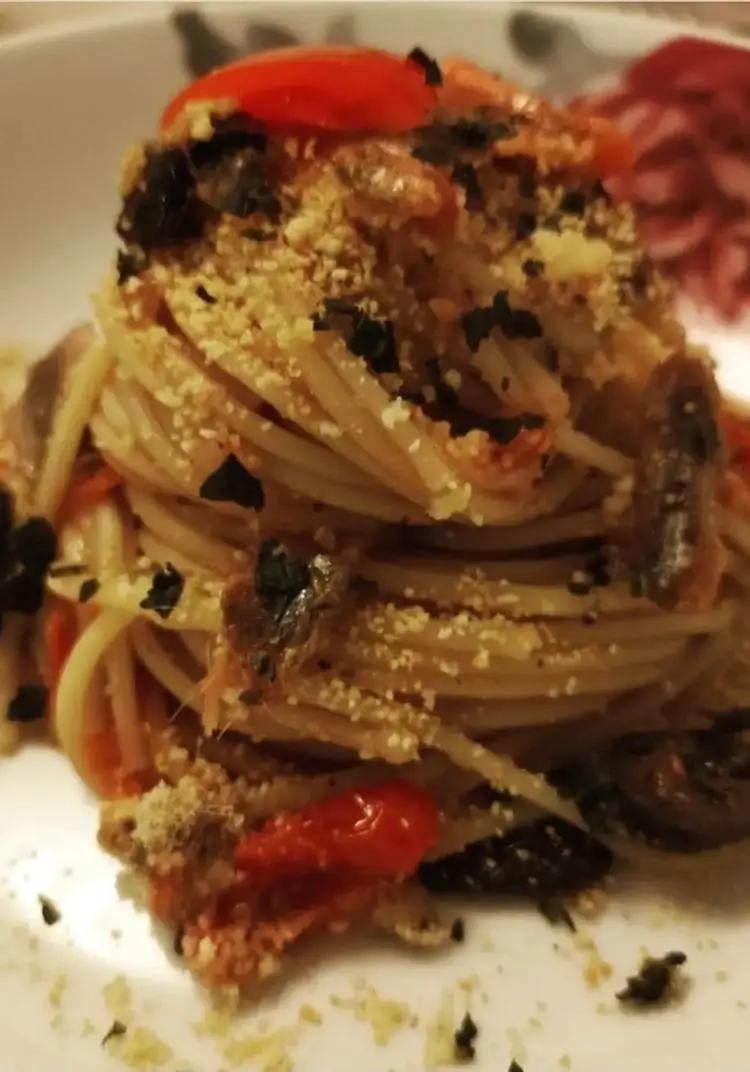 Ricetta Spaghetti integrali con acciughe ,olive nere , pomodorini e pangrattato tostato di stefis.sweets