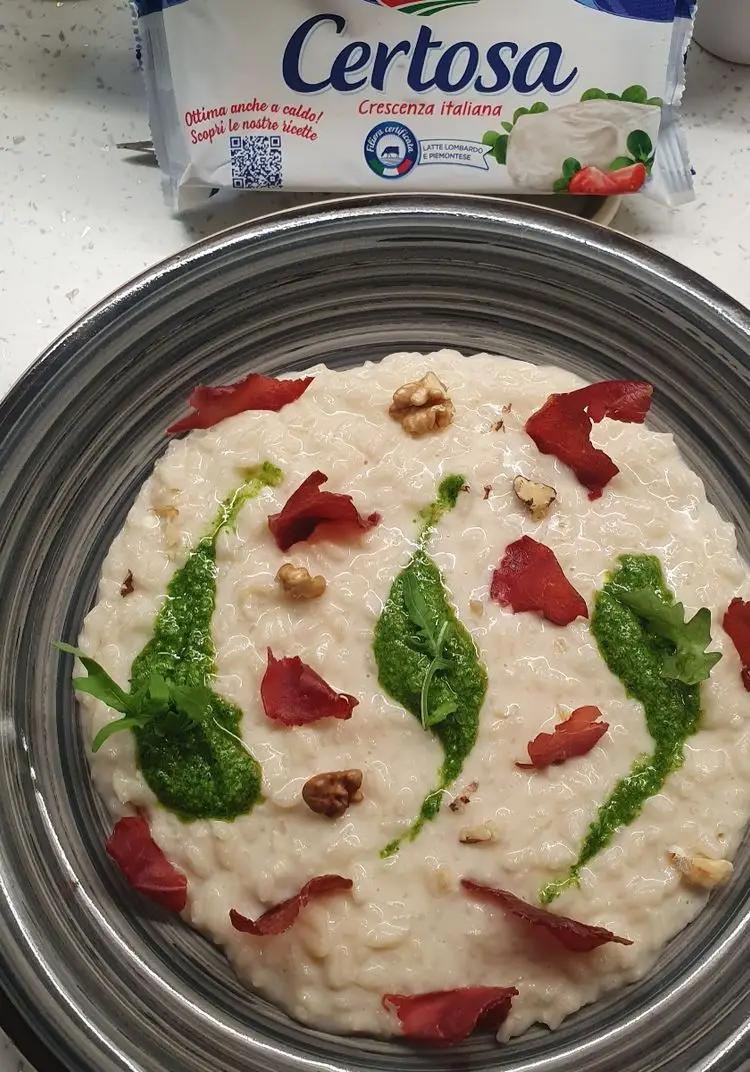 Ricetta Risotto certosino con pesto di rucola, bresaola croccante e noci 👩🏻‍🍳🍽 di ELENA.NOCCHI