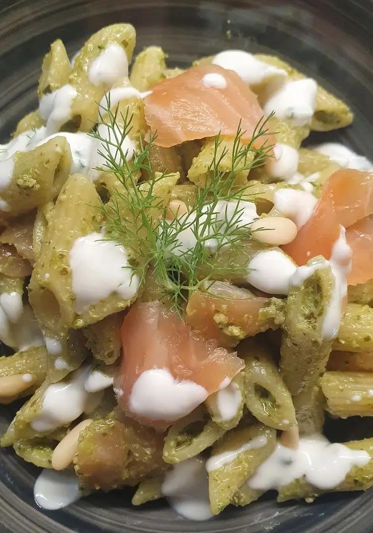 Ricetta Mezze penne al pesto, salmone e Yogurt di ELENA.NOCCHI