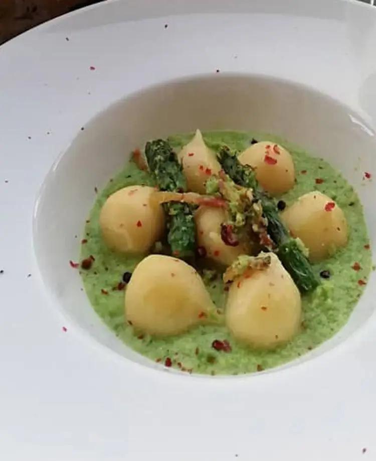 Ricetta Gnocchi ripieni di Gorgonzola dop con crema di asparagi, mandorle e menta di mammaemma.gnocchi