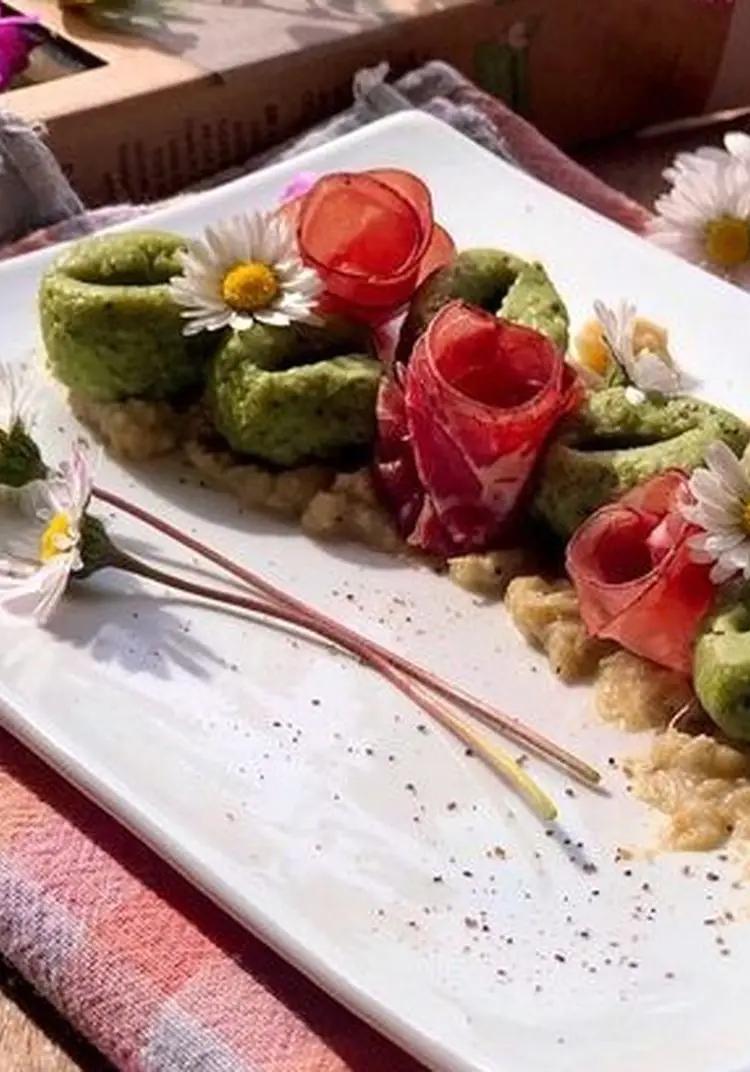 Ricetta Gnocchi con ricotta e spinaci su crema di carciofi e roselline di bresaola di mammaemma.gnocchi